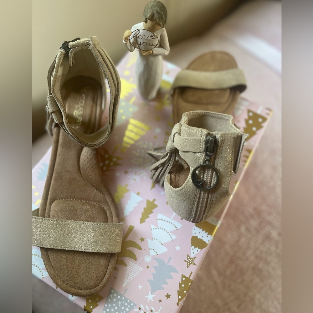UGG Suede Tassel Wedge Frosted Almond/Tan/Cream Zippered Sandal NWOT Sz 9 - Picture 4 of 12